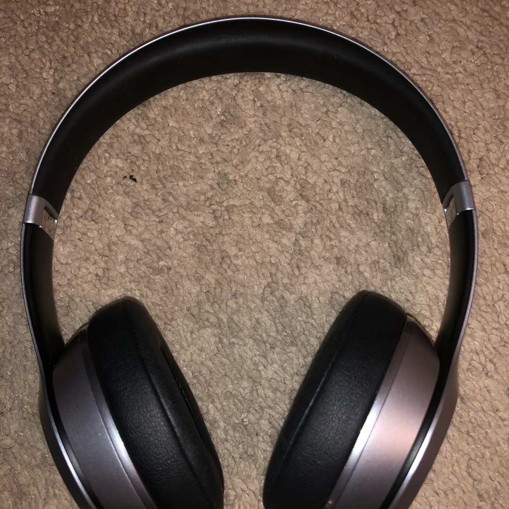 Beats Solo - Wireless Bluetooth - Picture 2 of 4